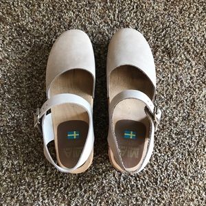 BRAND NEW MIA CLOGS